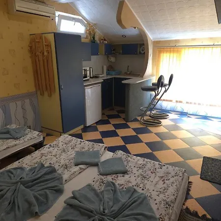 Summer House Святі Костянтин і Олена